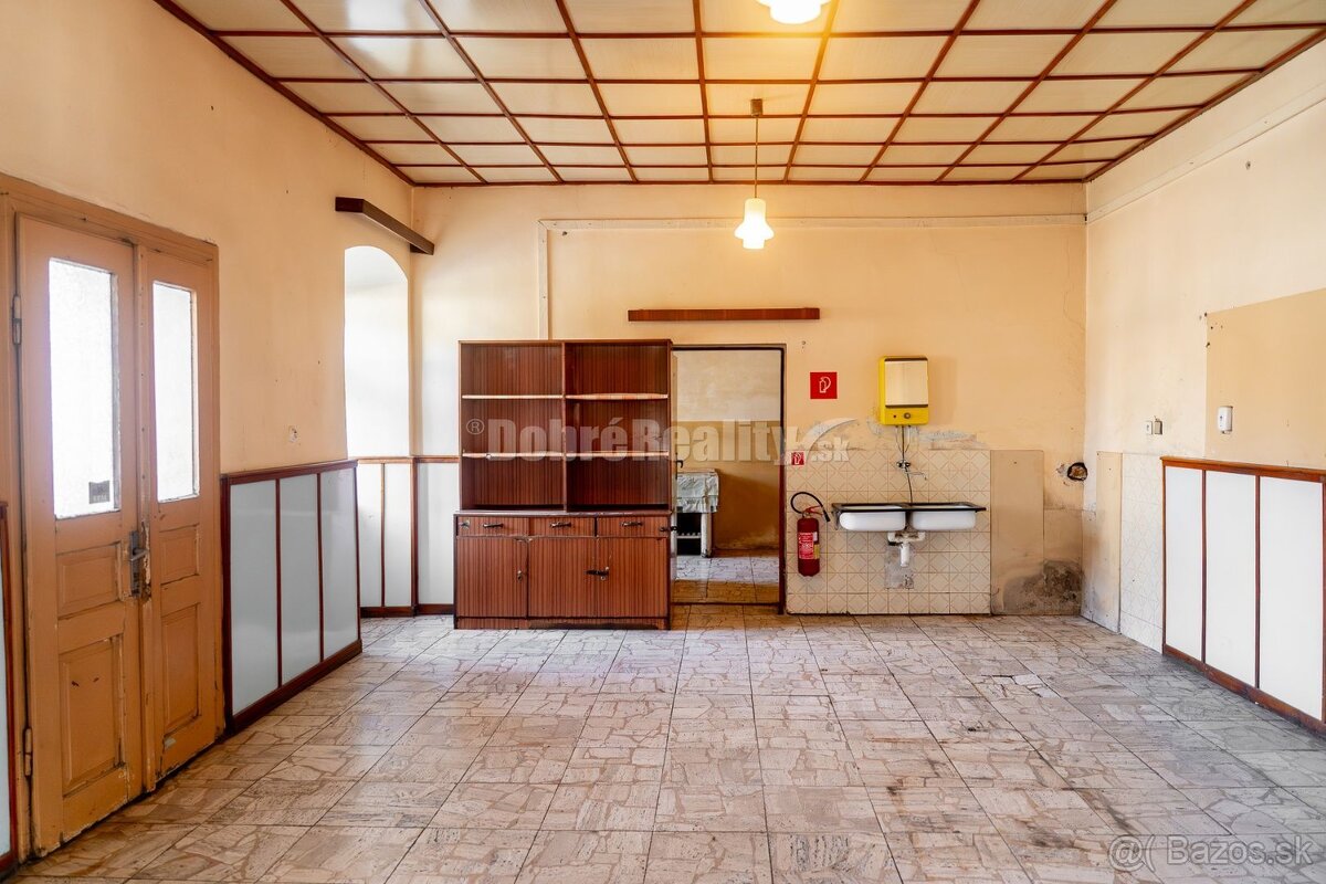 PREDAJ: Historický hostinec pod Muránskym Hradom, 1102 m2, M - 16