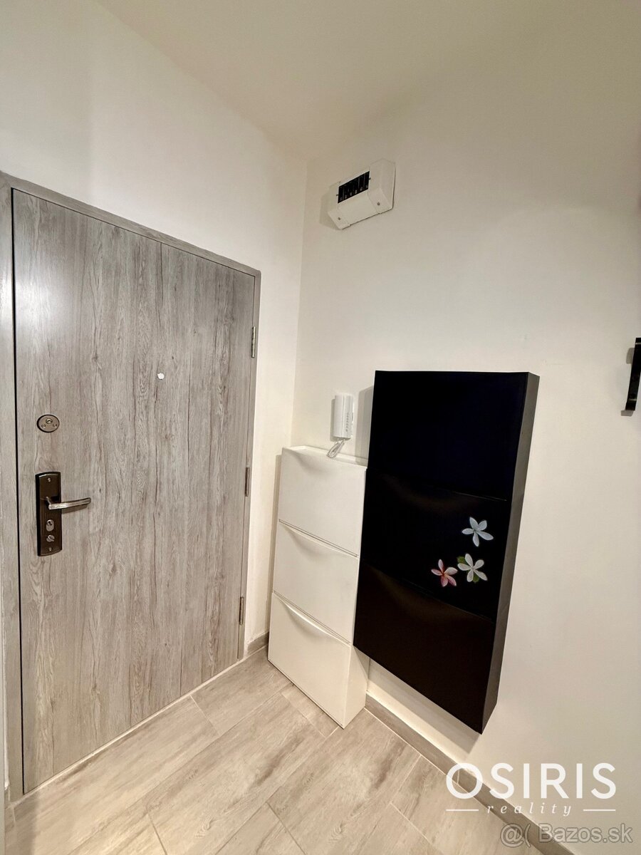 Pekný 2 izbový byt s veľkou zasklenou loggiou - 16