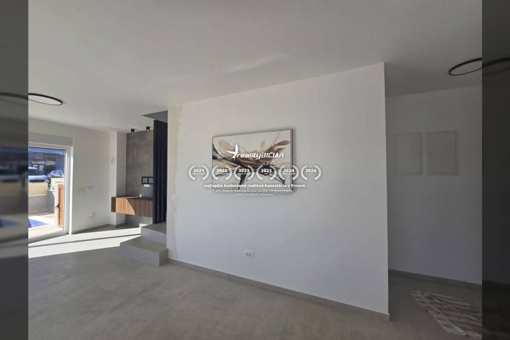 NIN - dvojdom s bazénom - 500 m od centra - 16