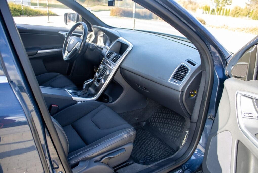 VOLVO XC60 (2015) - 16