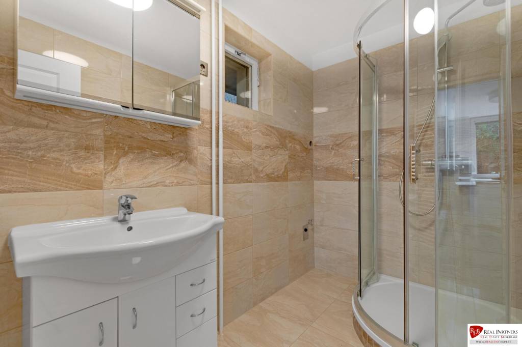 REB.sk Prenájom moderný 8 izbový RD, 250 m2,Sološnicka ul, K - 16