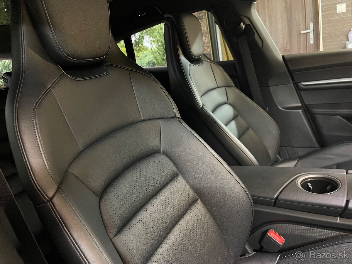 PORSCHE Taycan Cross Tourismo 4 - 16