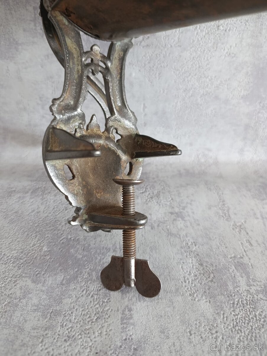 Velmi starý (cca 110-115let) krásný zdobený mlyncek na strou - 16