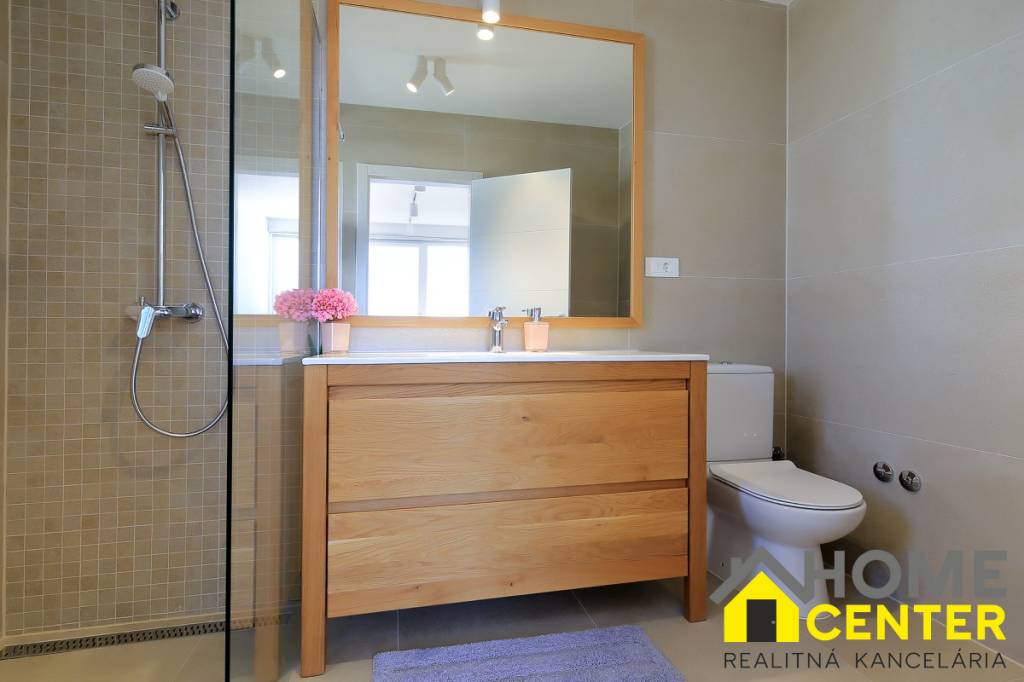 NA PREDAJ moderná vila /251 m²/ v atraktívnej lokalite, ostr - 16