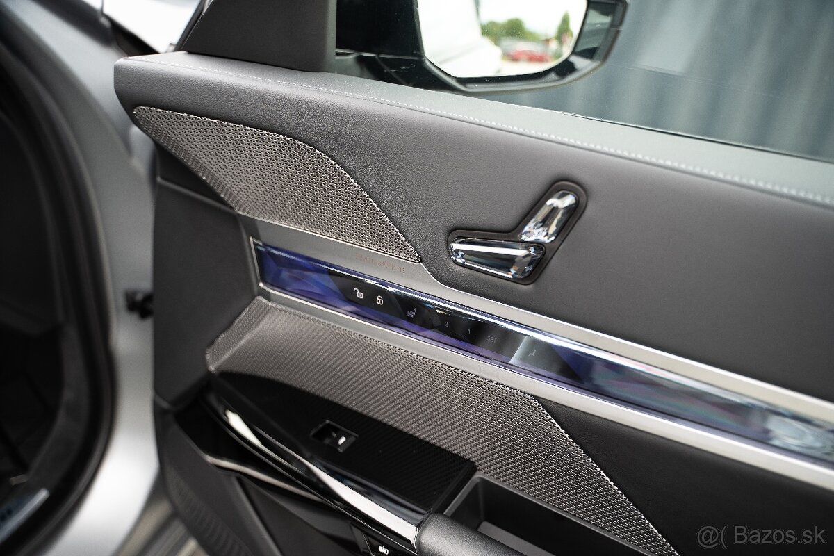BMW M760e xDrive A/T Na prenájom - 16