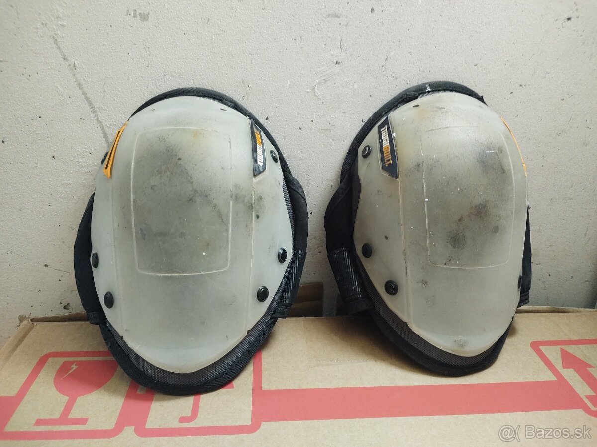 {33} Chrániče kolien - 16