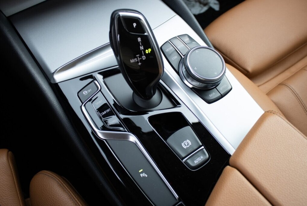 BMW 520d Touring z roku 2017 - 16