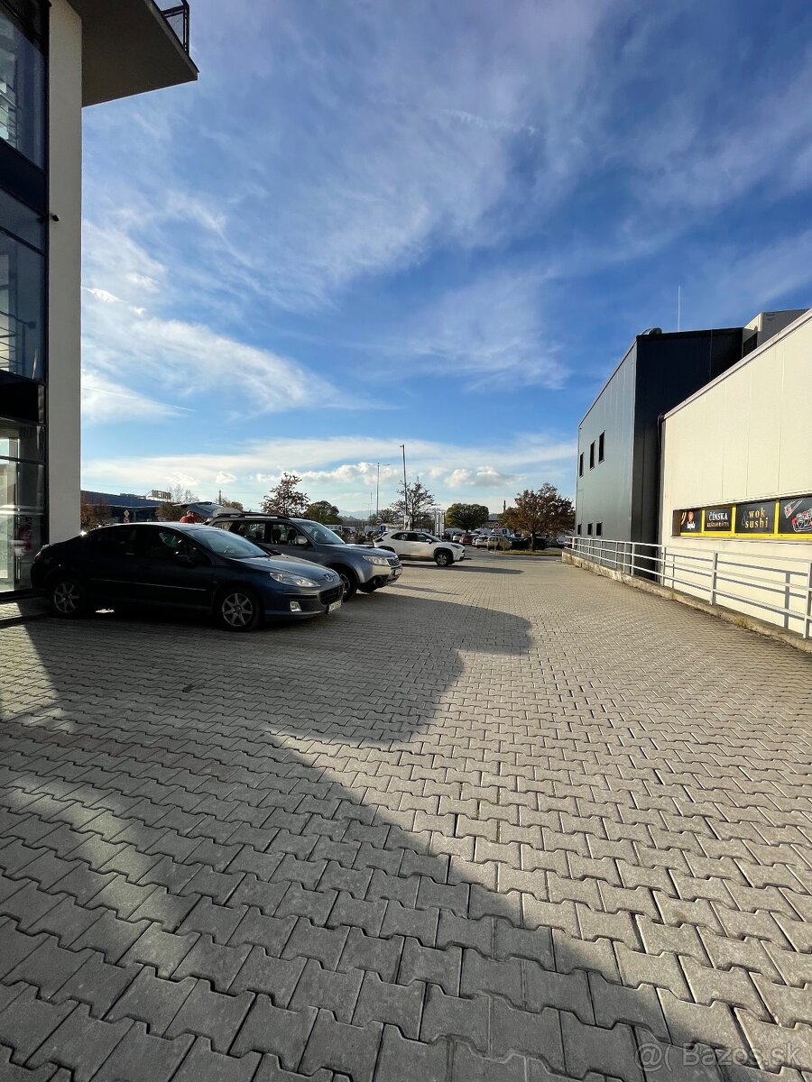 Prenájom 200m2 obchodných priestorov, prízemie Living centra - 16