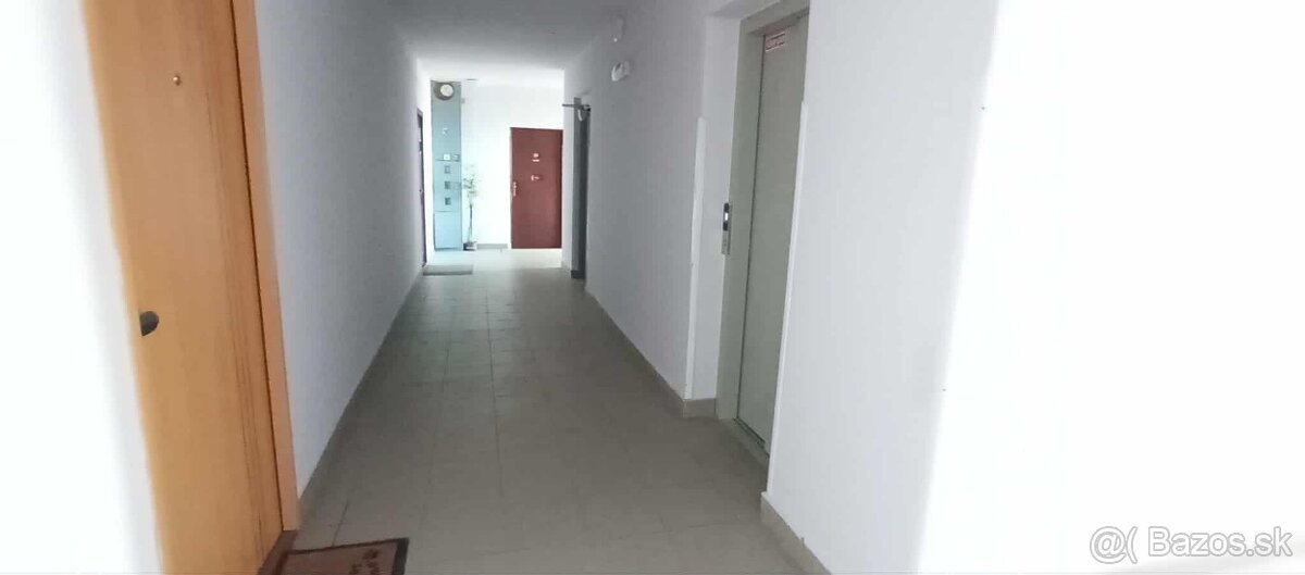 REZERVOVANÉ Moderný 3+1 Byt s balkónom v Lučenci - 16