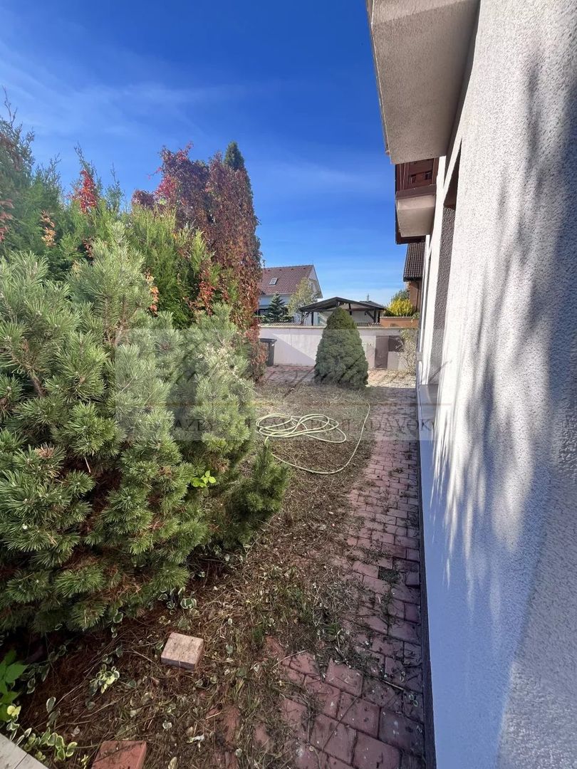 Priestranný rodinný dom na priamy predaj v obci Nová Dedinka - 16