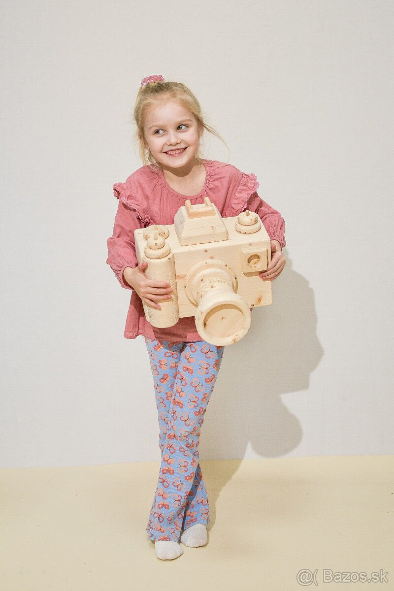 Drevené rekvizity, paravany a pódia.
- 16