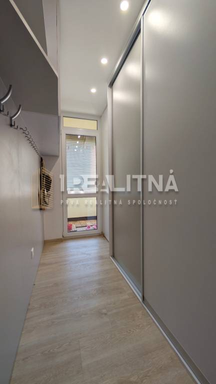 ŠTÝLOVÝ 3,5-IZBOVÝ BYT S NÁBYTKOM NA MIERU, A. HLINKU, ZVOLE - 16