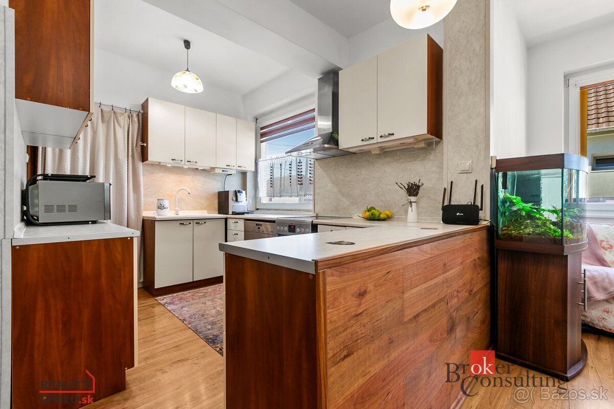 Priestranný, zrekonštruovaný 6 izbový rodinný dom so zariad - 16