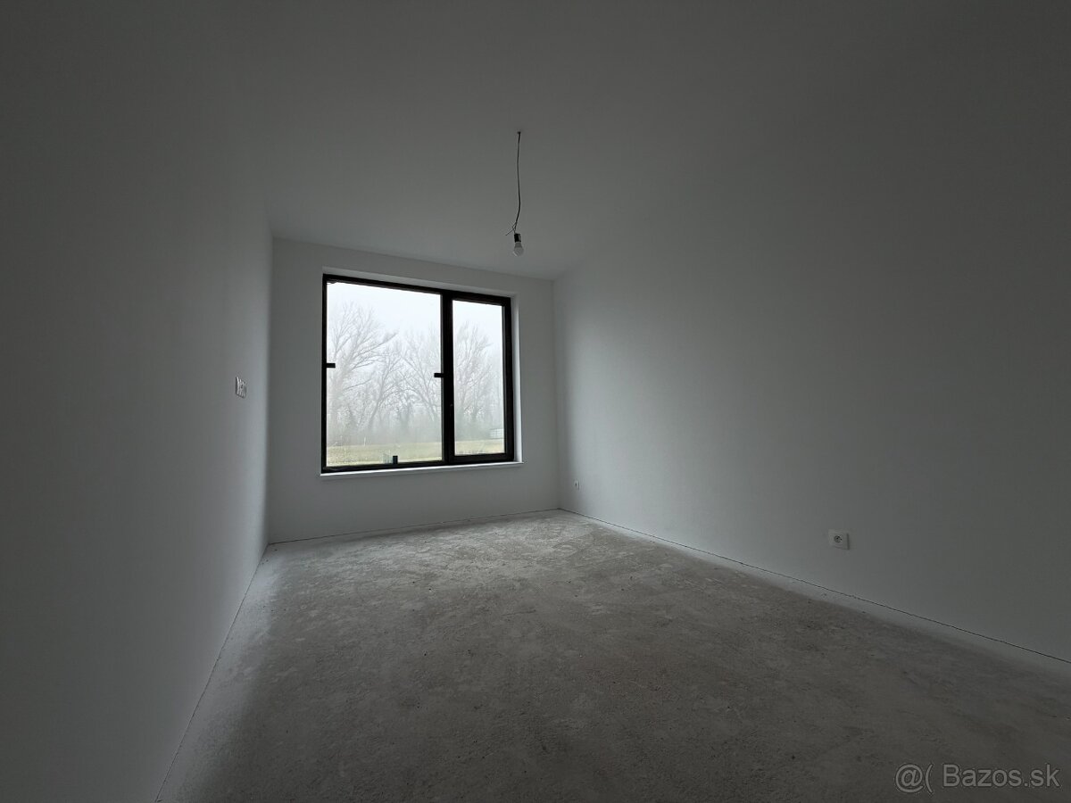 MODERNÝ DVOJDOM V POVODE- VEĽKÝ POZEMOK - 16