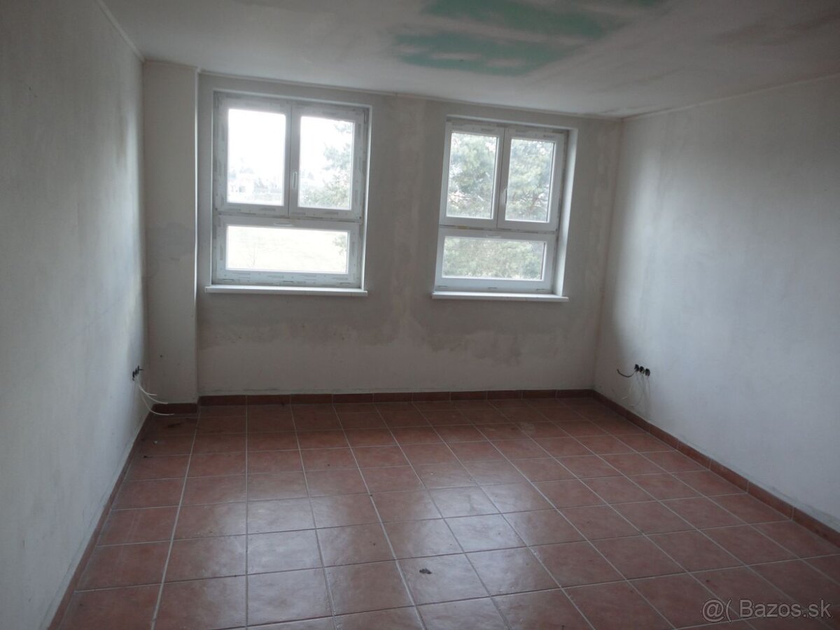 Na predaj bývalá administratívna budova v Bojniciach - 16