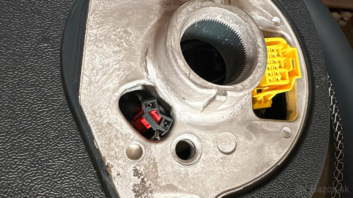 VYHRIEVANY AUDI VOLANT - ZREZANY - PERFOROVANA KOZA - 16