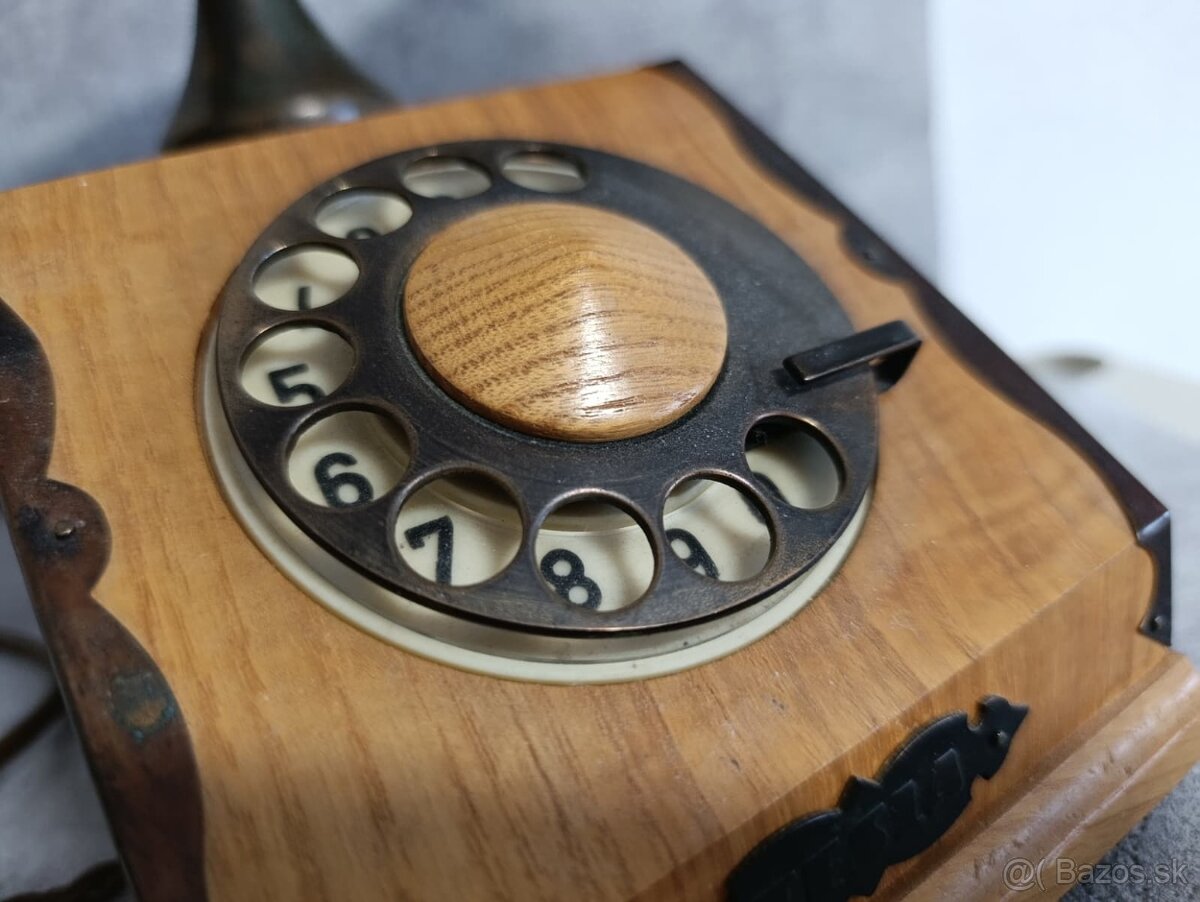 Starý retro telefon Tesla z roku 1979 Velice zachovalý, má č - 16