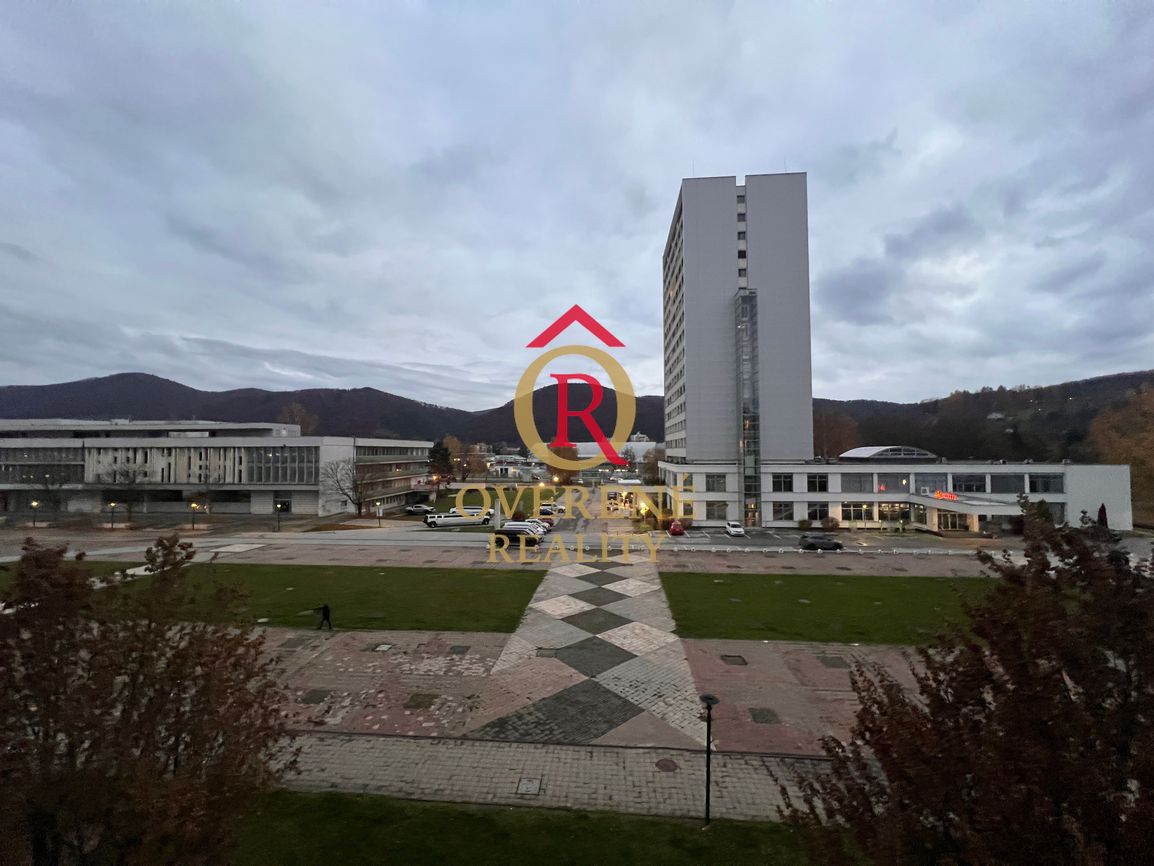 Na predaj priestranný 3,5-izbový byt s dvoma loggiami – Bans - 16