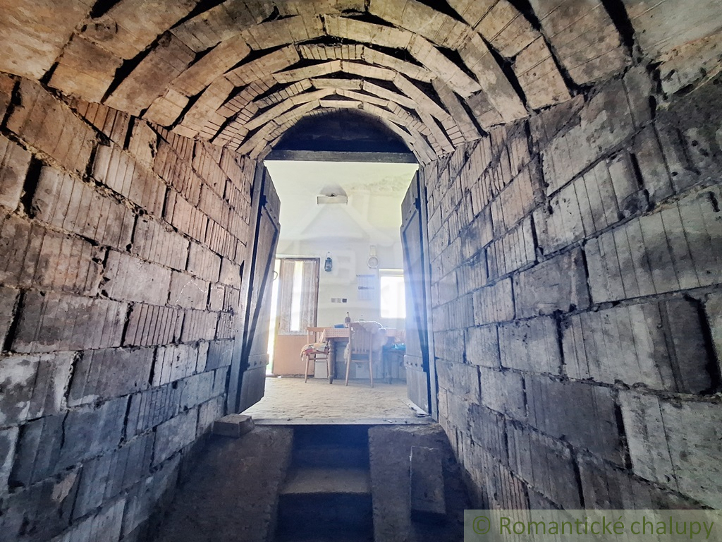 Poschodová chatka s vinohradom v malebnej dedinke Modrany - 16