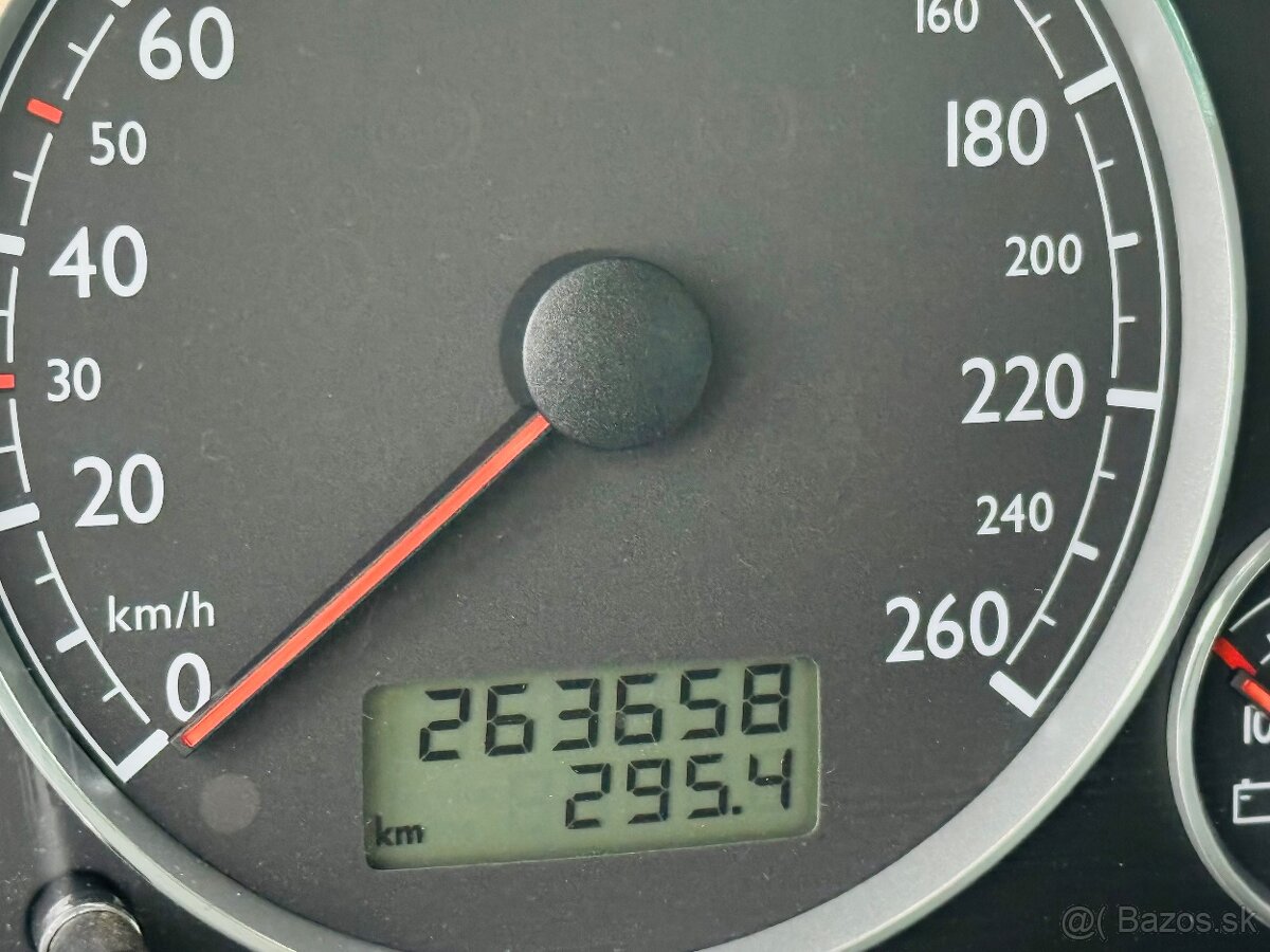 Volkswagen Sharan 4motion 1.9tdi 7 miestny - 16