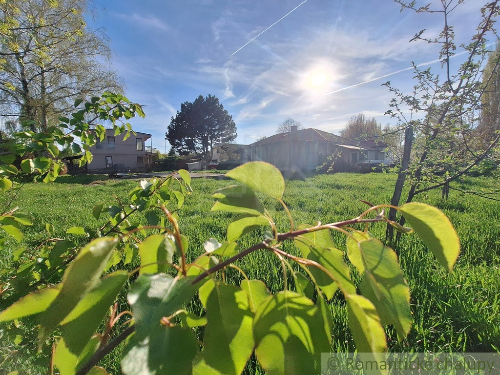 Stavebný pozemok v kľudnej časti podunajskej obce Kravany - 16