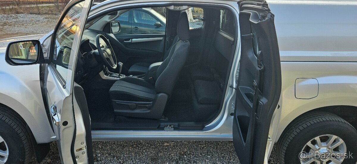 Isuzu D-max Double Cab Custom 4WD A/T - 16