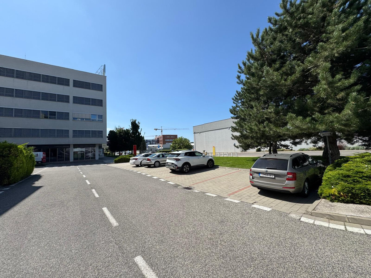 Prenájom prízemného obchodného priestoru 99 m² vo frekventov - 16