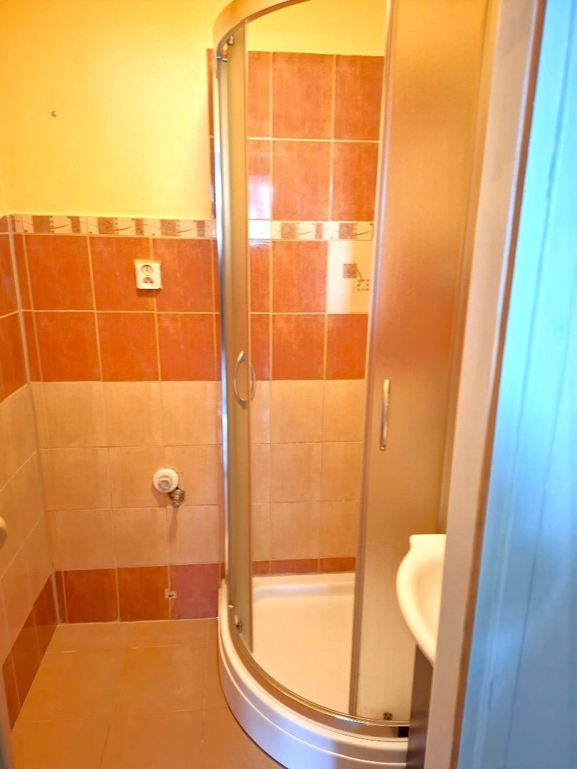 Prenájom slnečný 2-izbový TEHLOVÝ byt s loggiou, nezariadený - 16