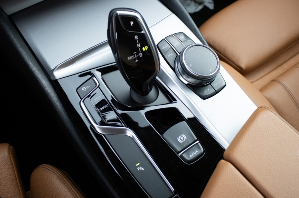 BMW 520d Touring z roku 2017 - 16