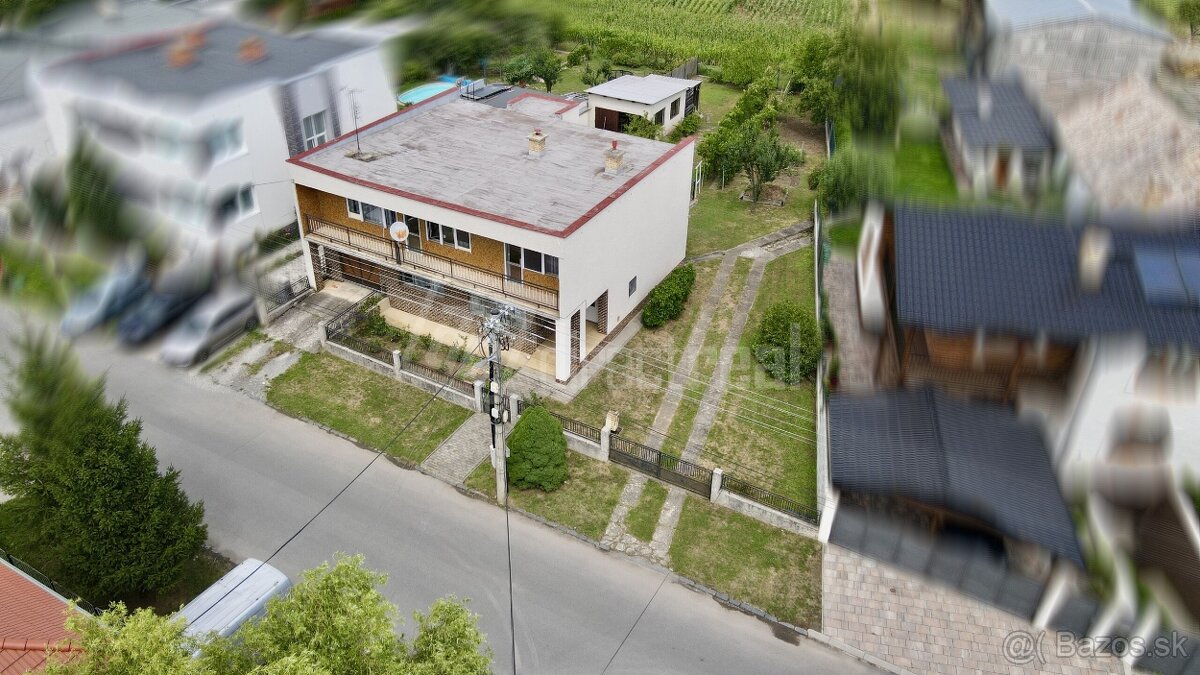 Rodinný dom s 8árovou záhradou v obľúbenej lokalite mesta - 16