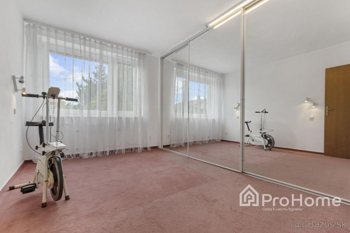 Priestranný a vzdušný rodinný dom vo Veľkej Pake - 16