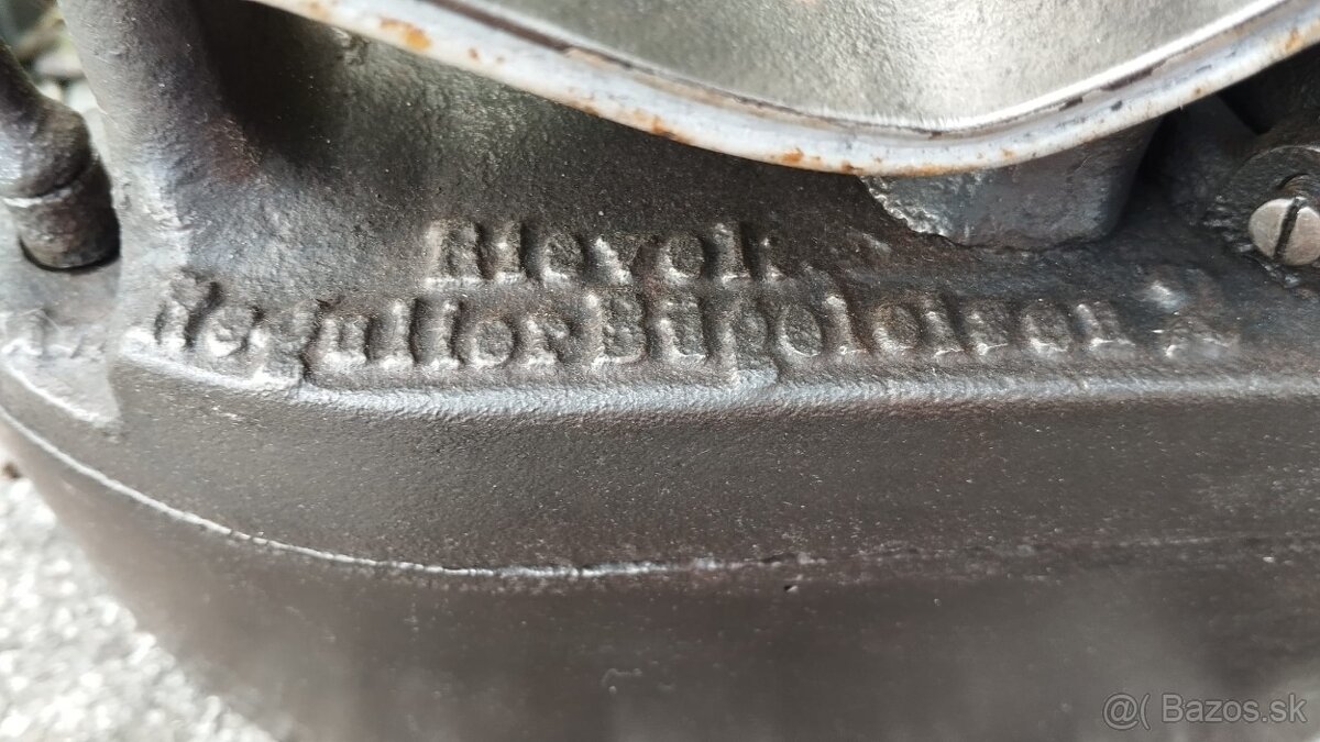 Obrovská komínová velmi stará sbírková žehlička D.R.G.M. - 16