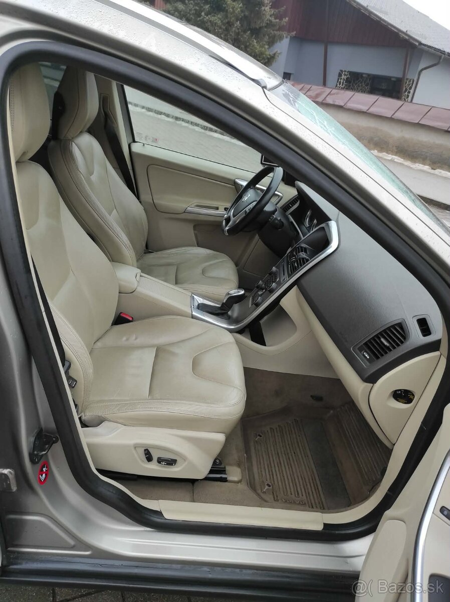 Volvo XC 60 D5 158kW ,Panorama, Webasto 4x4 - 16