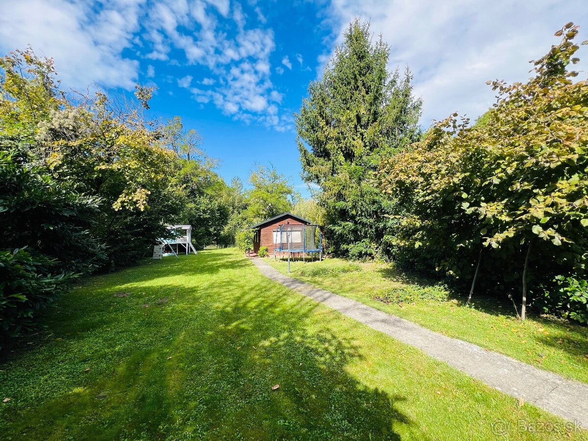 Pozemok s chatou a mólom priamo na brehu Malého Dunaja - 16