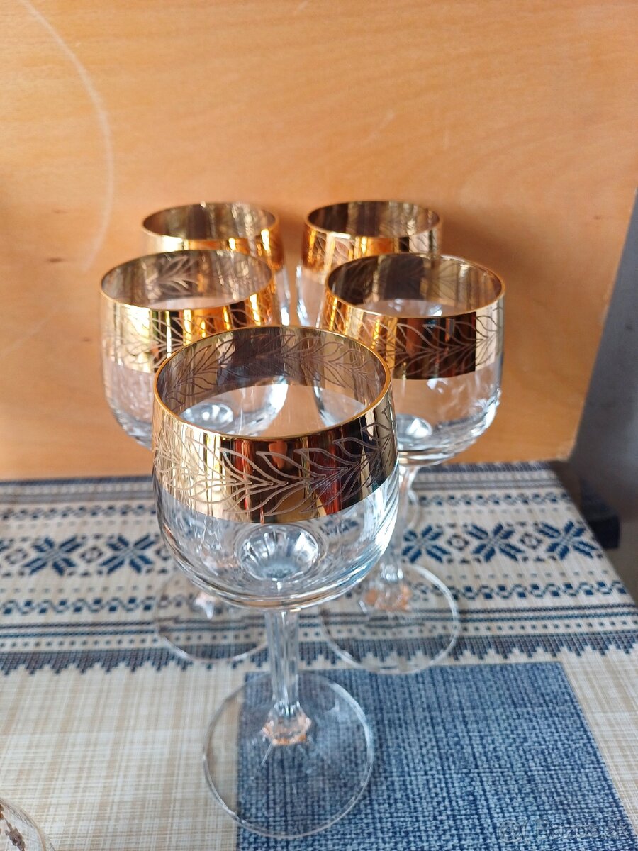 Socialisticke pohare, keramika a mosadzne predmety - 16