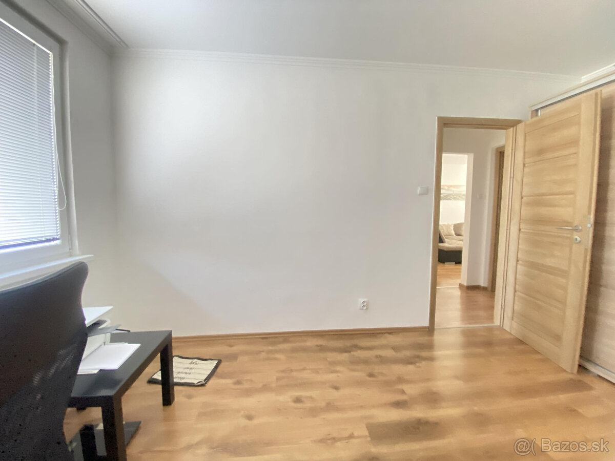 NA PREDAJ kompletne zariadený 3 izbový by po rekonštrukcii - 16