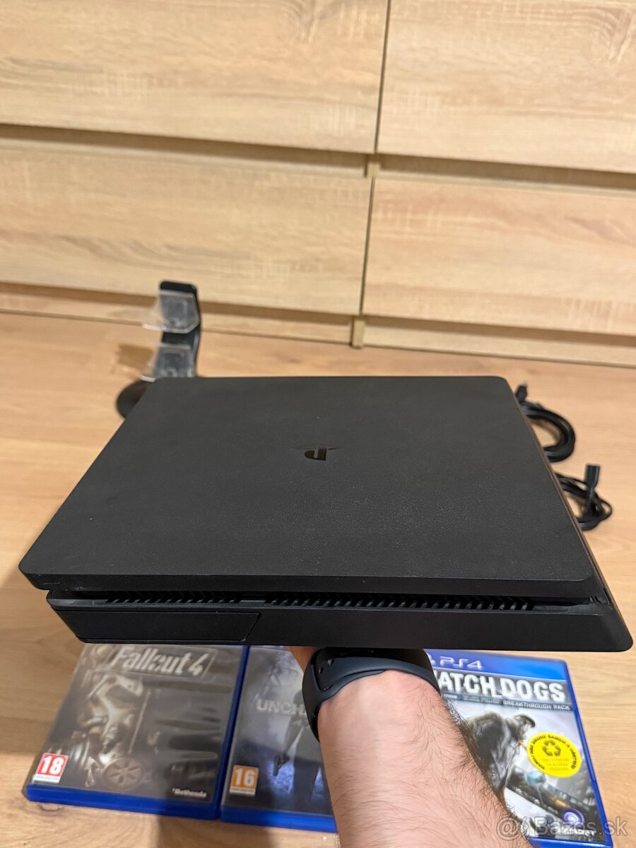 Sony PlayStation 4 Slim 1TB + ovládače a hry - 16