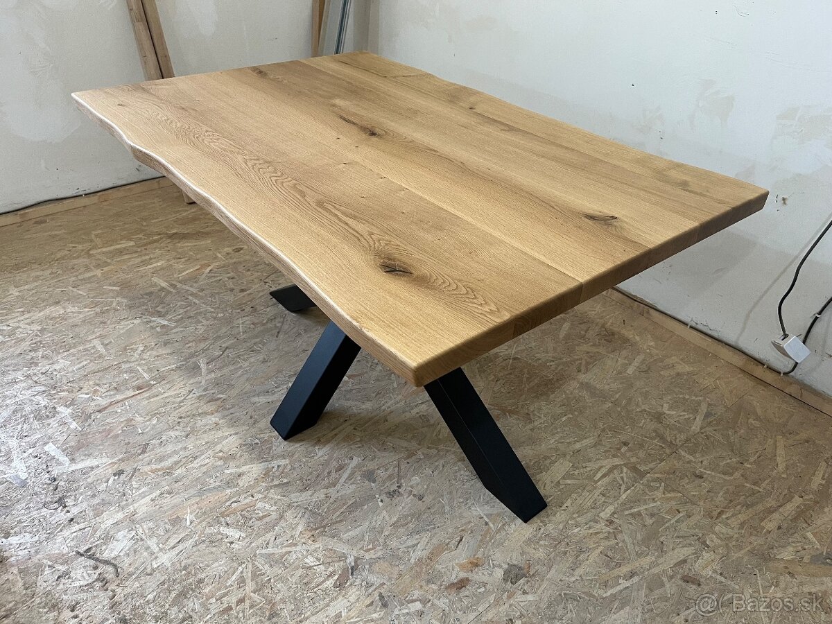 Masívny jedálenský stôl s prírodnou hranou - 16
