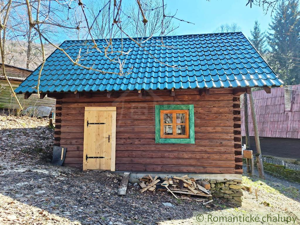 Dve drevenice na jednom pozemku v horách Javorníkov na pre - 16