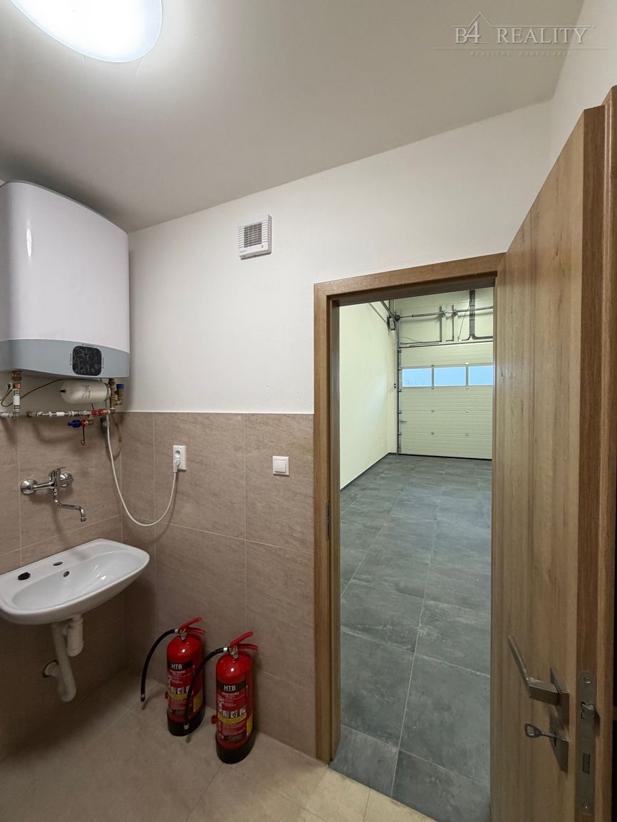 Komerčné priestory na prenájom 105 m2 + 2x parkovacie státie - 16