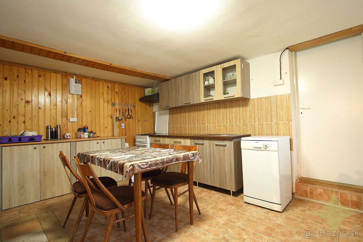 REZERVOVANÉ - Čiastočne zrekonštruovaný rodinný dom s letnou - 16