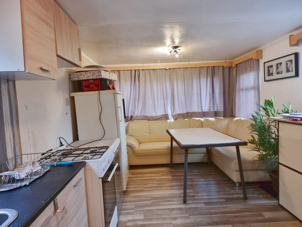 Exkluzívne na predaj RD s bazénom, garážou - 16