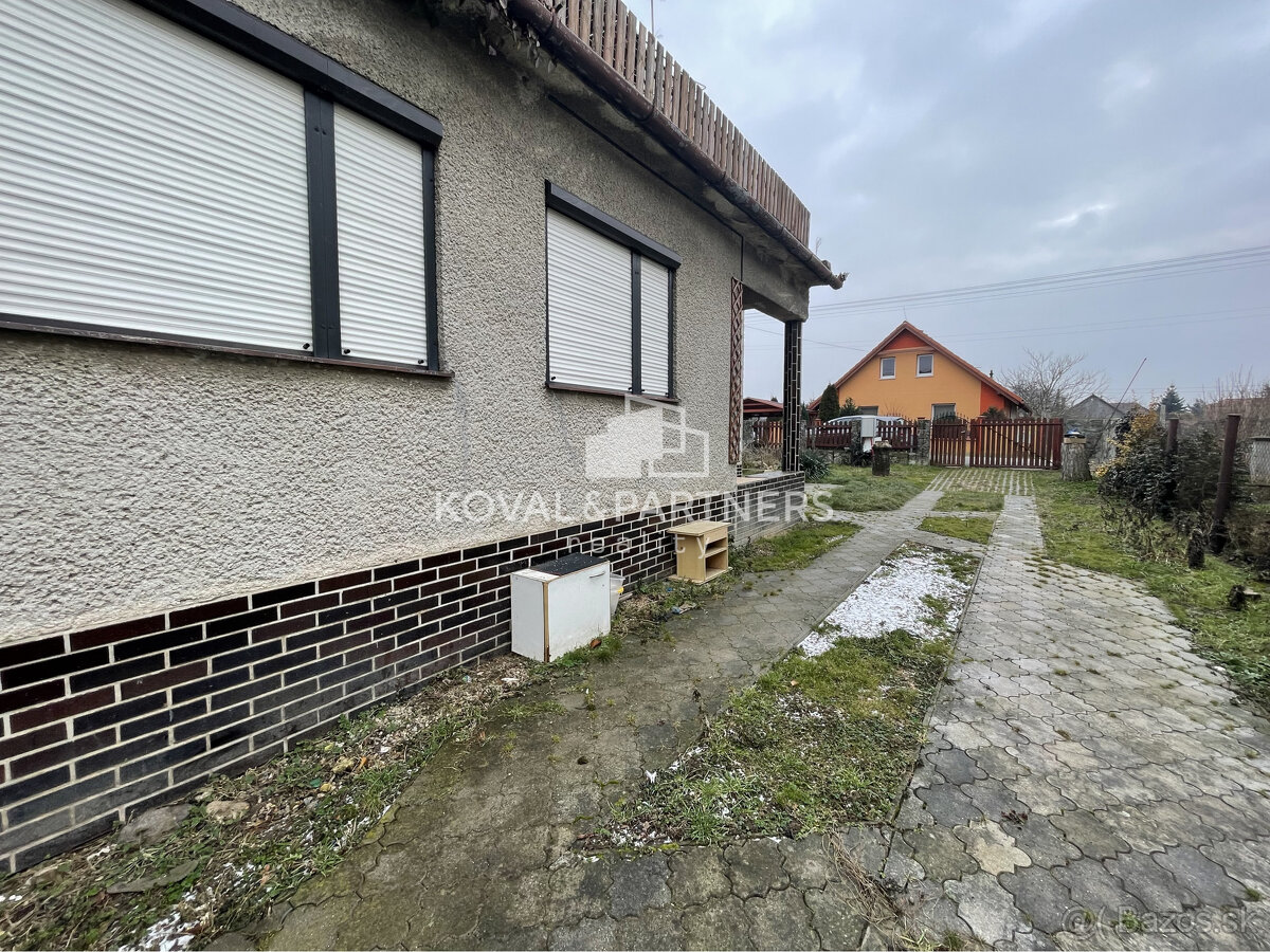 Priestranný poschodový rodinný dom s garážou - Kovarce - 16