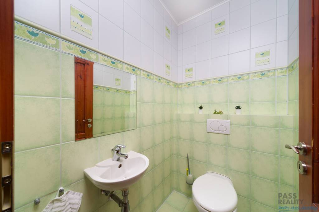 Rodinný dom s podkrovím, 2-garážou, parking, vírivka v srdci - 16