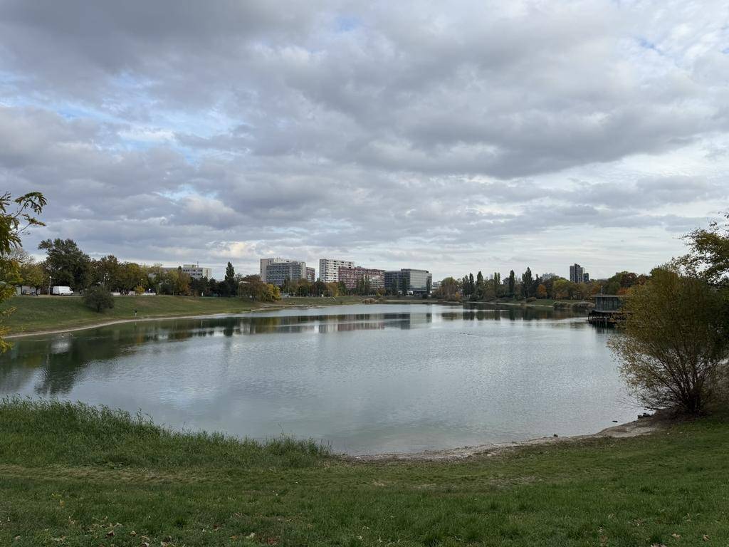 Novinka: Priestranný svetlý byt s balkónmi pri Kuchajde. Vaj - 16