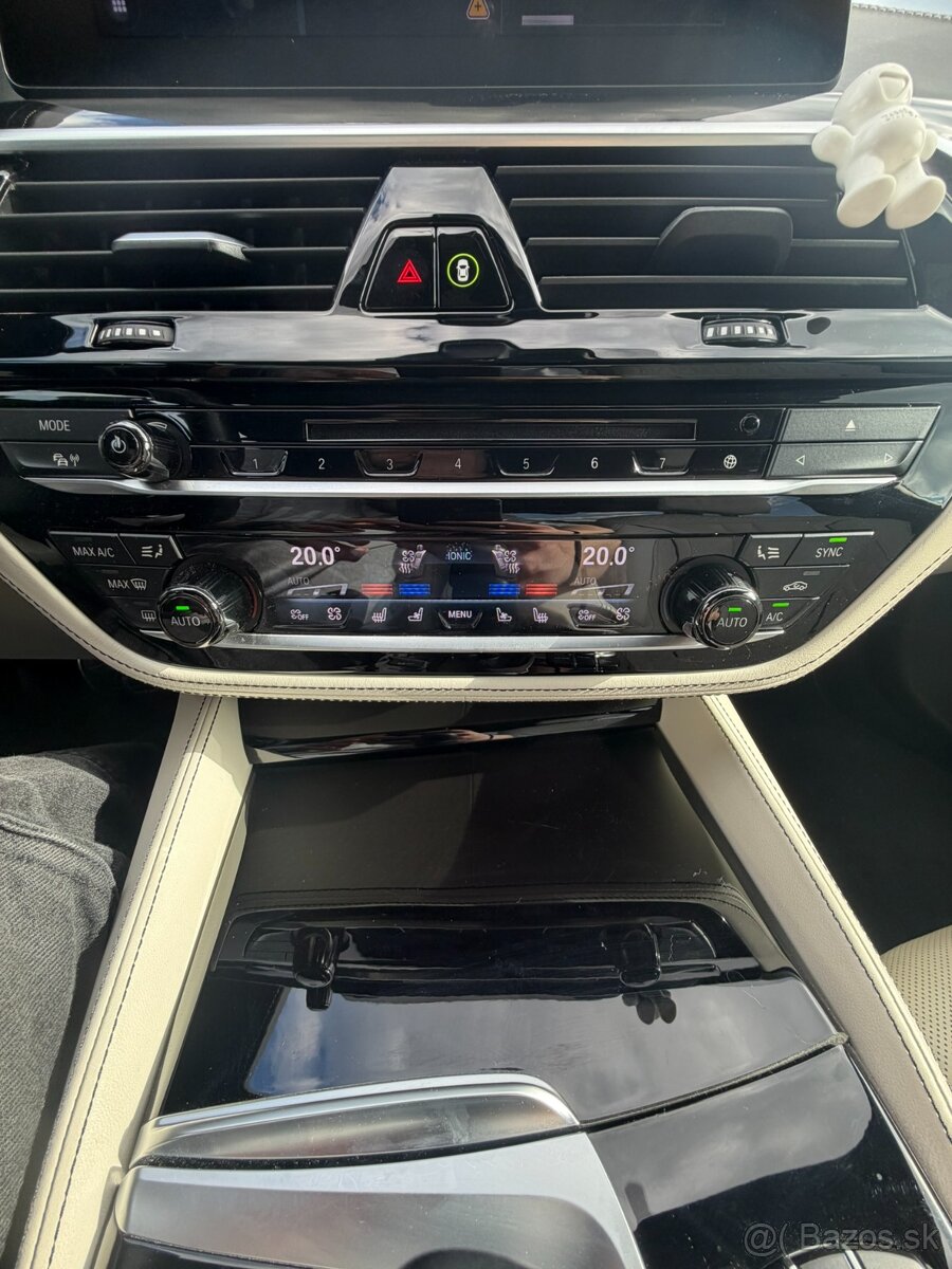 BMW M550i xDrive - 16