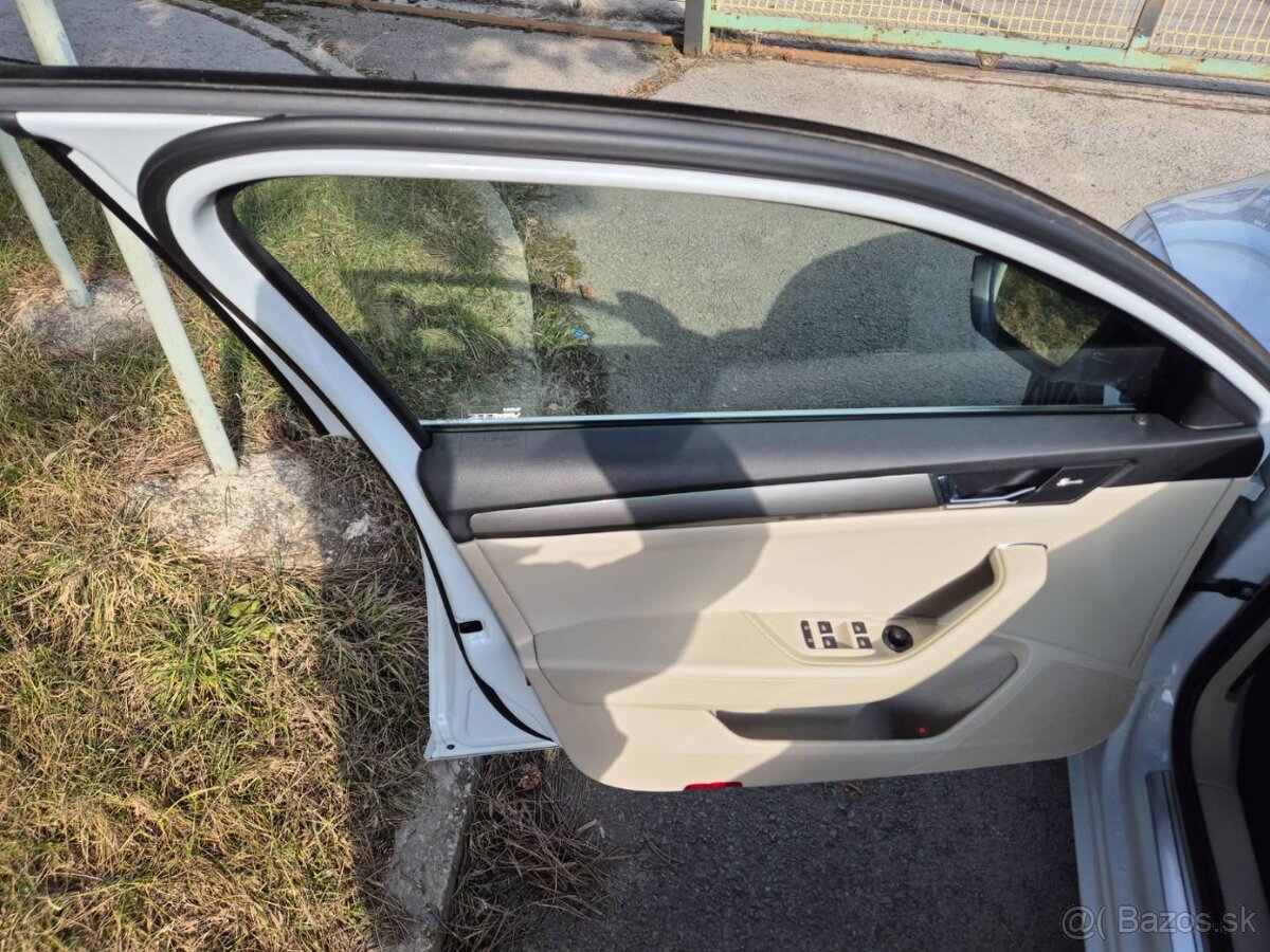 Škoda Superb Combi 2.0 TDI SCR Live DSG - 16