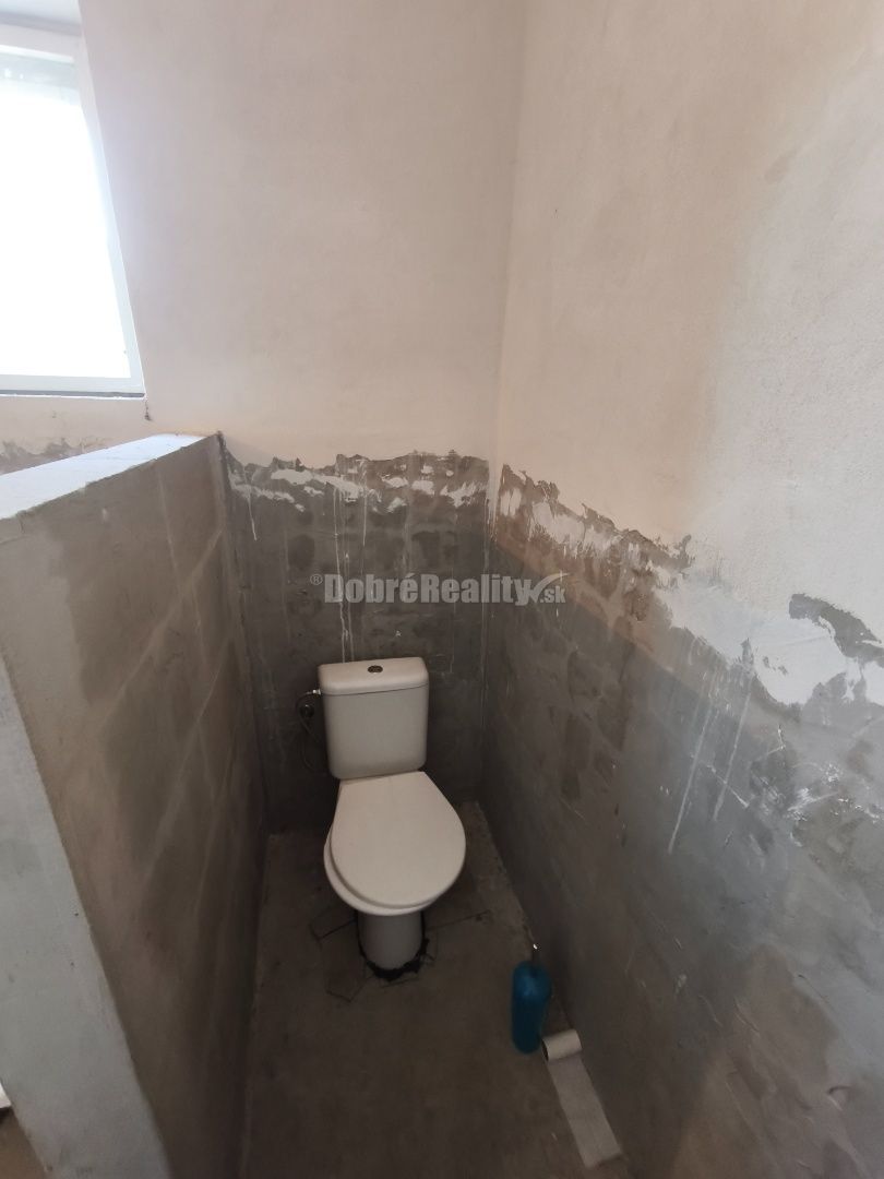 Priestranný ,slnečný rodinný dom v pôvodnom stave , vhodný n - 16