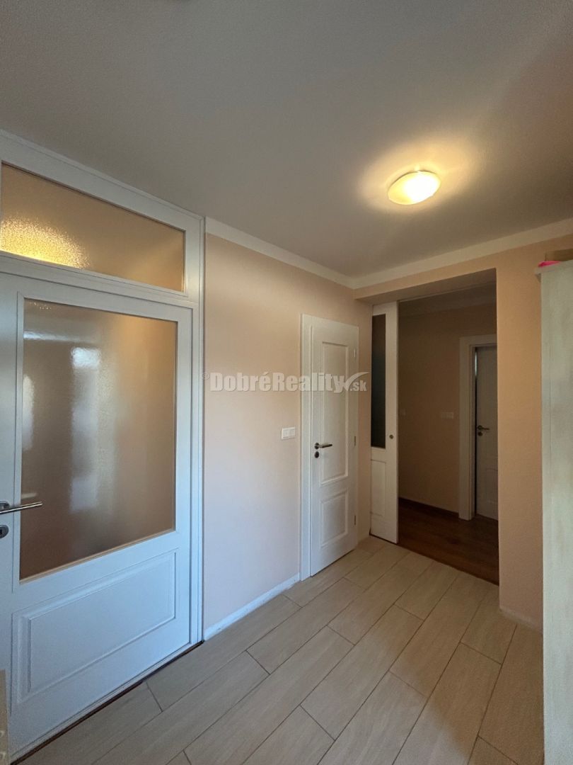 Unikátny 4 izbový rodinný dom pri jazere, kompletne zariaden - 16