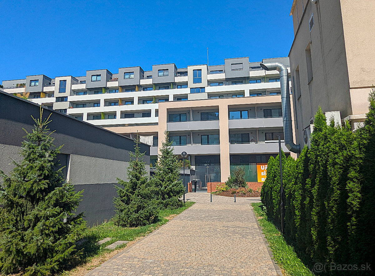 Vnútorné parkovacie miesto blízko Centra, Strojárenská - 16